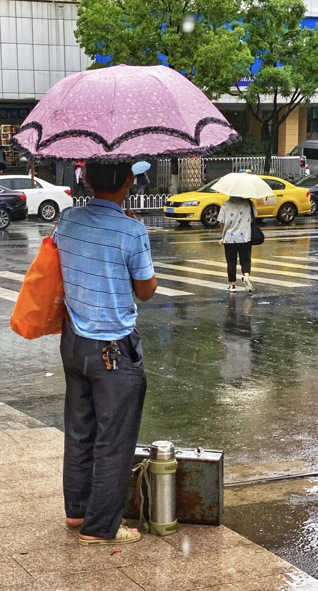 太阳西边下,月亮东边挂(打一字)，猜字谜太阳西边下月亮东边挂打一字！